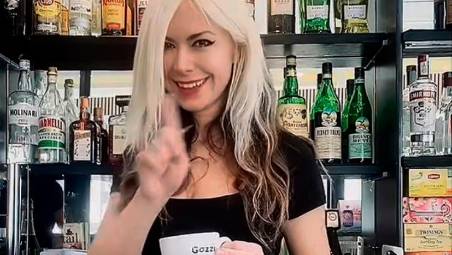 La barista Giada Romana che disegna manga con il caffè