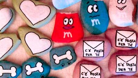Nati dal sorriso di un bambino, i sassi della felicità riempiono Sant’Alberto