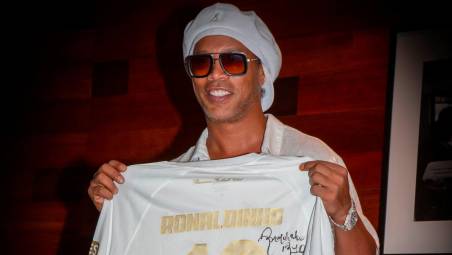 Ronaldinho mostra con orgoglio la sua maglia del Ravenna