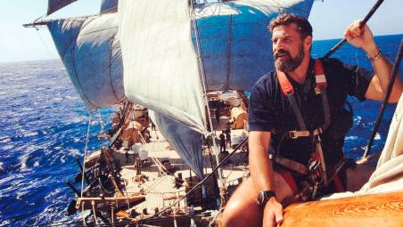 Bacchi (nato il 1° aprile del 1970) sul bompresso del Vespucci