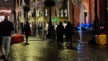 Le luminarie di piazza Saffi spente il giorno di Natale