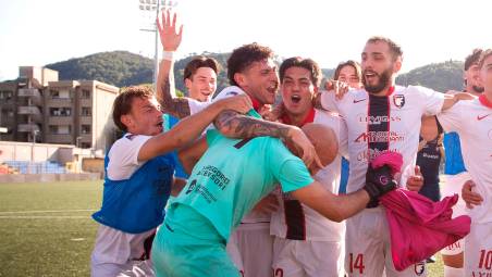 Andrea Spurio festeggiato dai compagni dopo il rigore parato contro il Vado