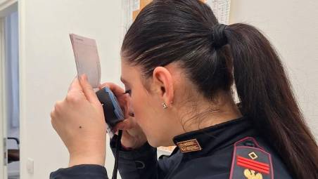 Rimini, cinese con passaporto coreano falso arrestato dalla Polizia di frontiera aerea