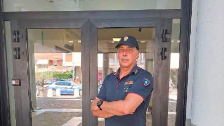 Rimini, una donna rischia di soffocare, il poliziotto le salva la vita