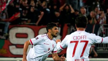 Alessandro Lombardi ha appena scoccato il destro vincente contro la Vis Pesaro al minuto 91: è il gol del prezioso pareggio foto RIMINI FC