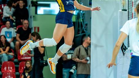 Un attacco di Martina Bracchi durante la prima partita di campionato contro Vallefoglia foto CLAUDIO MASSANELLI
