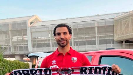 Il nuovo americano biancorosso Cody Demps al suo arrivo a Rimini con la sciarpa del Barrio