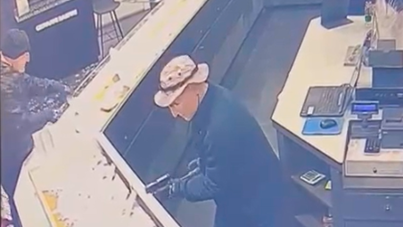 Un’immagine del video della rapina