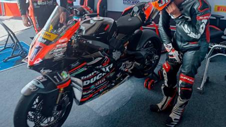 Melandri: «Bezzecchi adesso è l’unico che può battere Marc Marquez» VIDEO