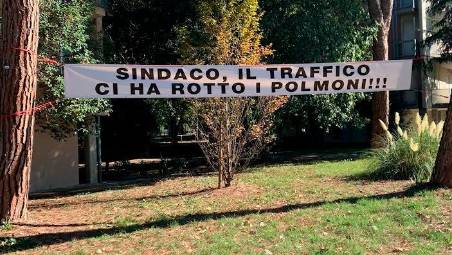 Uno striscione posizionato nel 2022 dai residenti di via Mattei