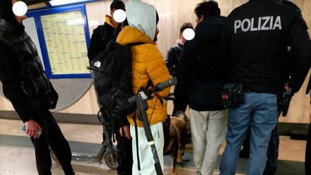 Rimini, dai binari spuntano hashish e cocaina, identificate 100 persone in zona stazione