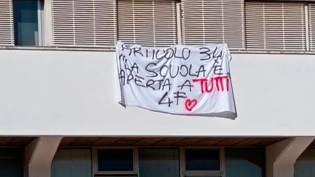 Lo striscione esposto giovedì dalla classe 4aF