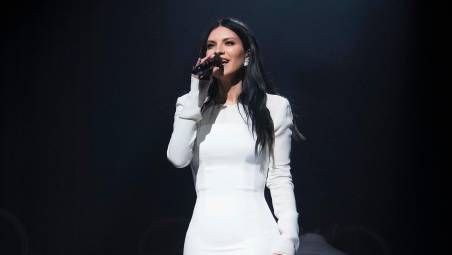 Alberta Ferretti veste Laura Pausini a Sanremo ed è subito “wow!”. E arriva pure Fabio De Luigi / LA GALLERY