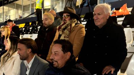 Nicola Di Matteo, in primo piano, e al suo fianco Daniele Ferro in una foto scattata sabato a Piancastagnaio:sopra di loro, da sinistra, Zakaria Masina, il direttore generale Pierluigi Petritola e il direttore sportivo Michele Ciccone