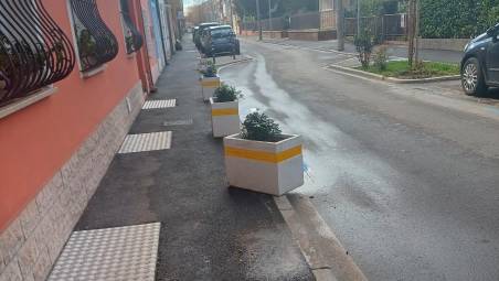 La fioriera spostata dalle auto