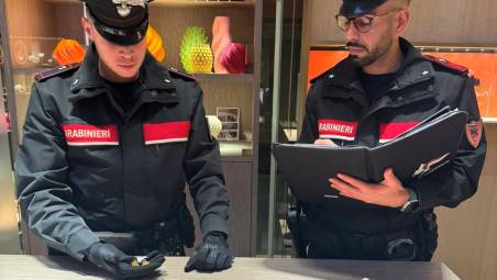I carabinieri dopo la rapina nel negozio