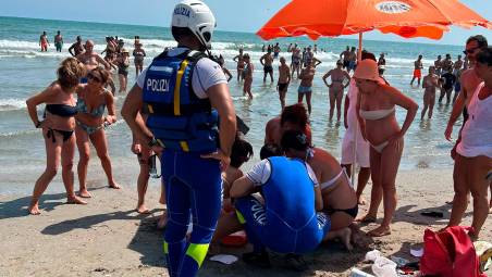 Riccione, trovato a pancia in giù nell’acqua, inutili i soccorsi: muore 79enne