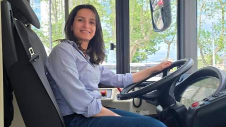 Rimini, “cambio vita e vado a guidare i bus”: la festa della mamma di Yosra, autista di Start Romagna
