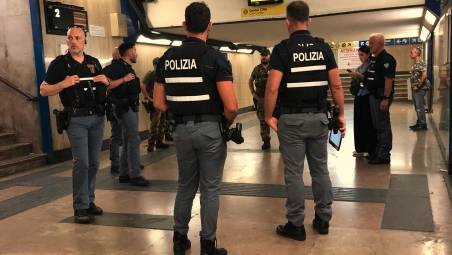 Rimini. Blitz interforze alla stazione: 157 identificati, spunta anche un tirapugni in mano a un minore