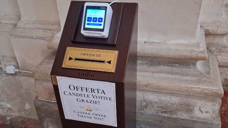 Il tastierino bancomat installato in chiesa