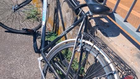 La bicicletta usata dai saccheggiatori del camper e, a quanto pare, da quelli di un garage preso di mira la scorsa estate per quattro volte