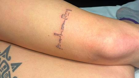 Lo “skyline” di Santarcangelo diventa un tatuaggio di tendenza: «Negli ultimi tre anni sempre più richieste»