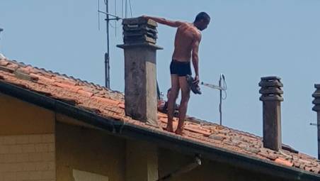 Cesena, sale sul tetto e minaccia di lanciare coppi alle auto: via Cesenatico chiusa a Macerone VIDEO GALLERY
