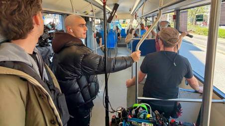 Rimini, il “Re dei tamarri” sale sul bus: è Achille Costacurta nel film “Piove col sole”