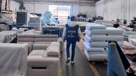 Forlì, mobile imbottito e fatture false: sequestri per 3 milioni