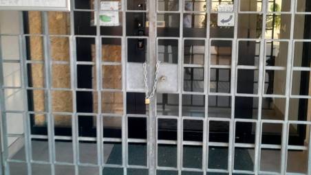 I dipendenti questa mattina hanno trovato la sede chiusa da un lucchetto
