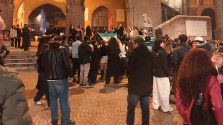 Rimini. Ragazzi e ragazze iraniani festeggiano in piazza Cavour. VIDEO