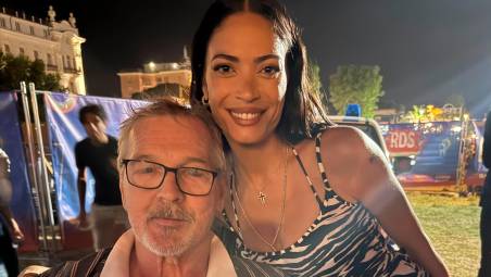 Notte Rosa, Elodie scende dal palco e saluta Stefano Tacconi VIDEO