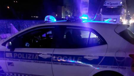 La polizia locale in azione la notte del 31 ottobre