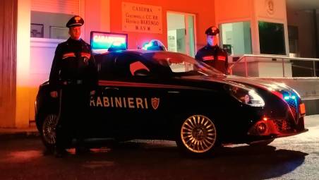 Carabinieri davanti alla caserma di Faenza