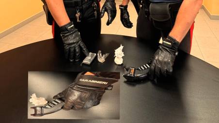 Ravenna, tradito dal nervosismo al posto di blocco: 26enne arrestato con cocaina e pistola stordente