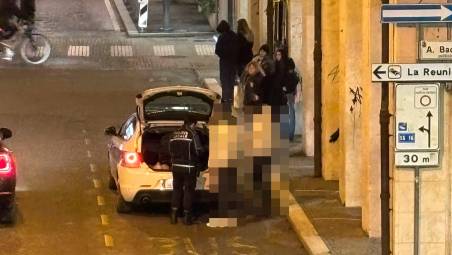 Il momento del lancio dell’ultimo petardo e l’intervento della polizia locale in piazza Caduti