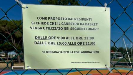 Il cartello con gli orari fittizi