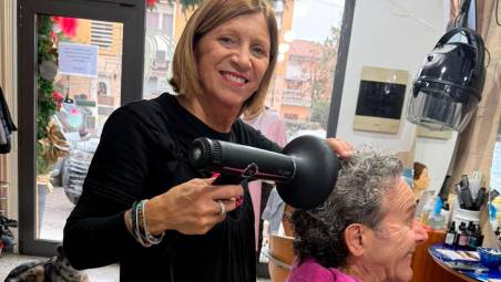 Marta Evangelisti con una cliente