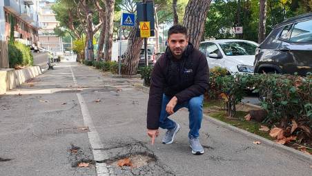 L’assessore Simone Imola sulla ciclabile di viale Ceccarini prima dei lavori