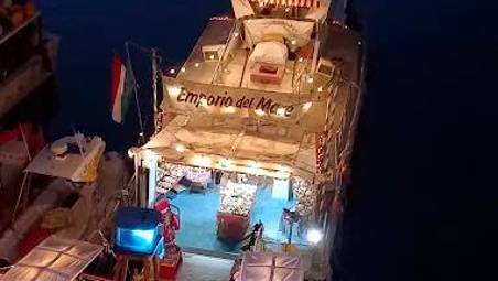 La motonave Mt Buster trasformata in Emporio del mare nel 2017