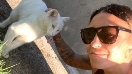 Simona Graziani insieme a uno dei “suoi” mici