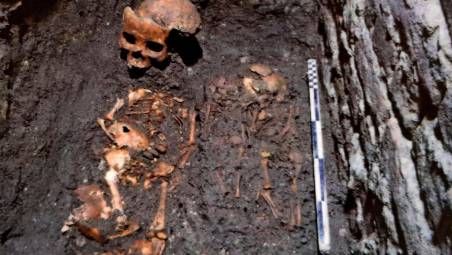 Gli scheletri ritrovati nell’antica chiesa