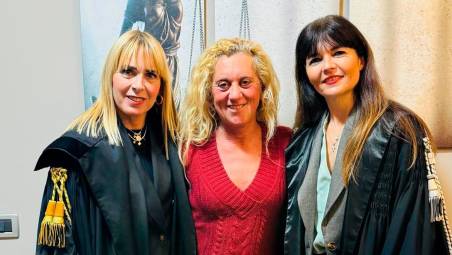 Da sinistra l’avvocata Velca Artusi, Cristina Olivi e l’altra legale che l’ha assistita Michela Bravi