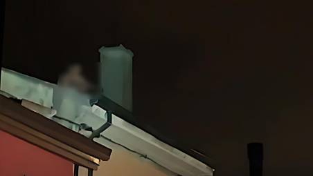 Ravenna. Nudo sul tetto lancia tegole in strada FOTOGALLERY FIORENTINI