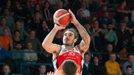 Una sospensione di Giacomo Leardini contro Cividale foto TOMMASO morosetti