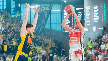 Saverio Bartoli, in maglia Scafati, in difesa su Davide Denegri