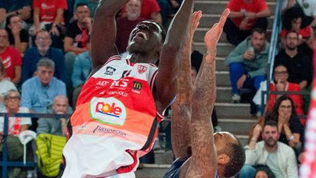 Assane Sankare nel match di mercoledì con Bergamo foto morosetti