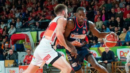 DeShawn Stephens contro Alessandro Simioni nel derby del Flaminio morosetti