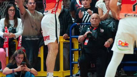 Luca Pollone manda a bersaglio una delle triple che hanno affossato Pesaro: l’ex forlivese ha chiuso con 4/4 da tre punti foto tommaso morosetti