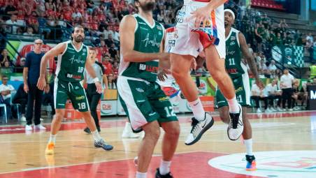 Davide Denegri a canestro contro Avellino foto tommaso morosetti